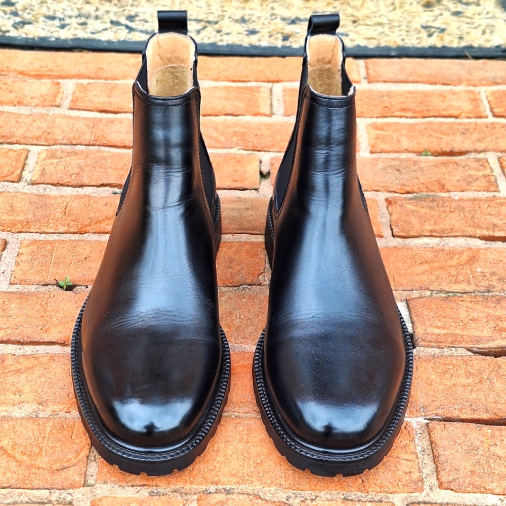 ZANZARA Lugged Sole Chelsea Boots (Men's Size 8.5 - fits like a Size 9)